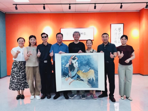 杰出校友陈白一先生长子陈明大夫妇代表全家向学校捐赠父亲画作