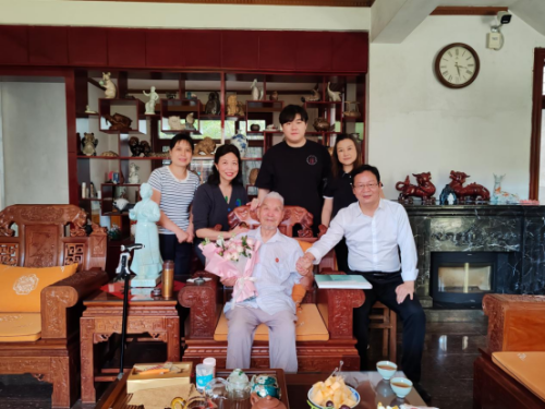 校党委书记李越胜率队赴景德镇拜访卓越校友、陶瓷艺术大师周国桢