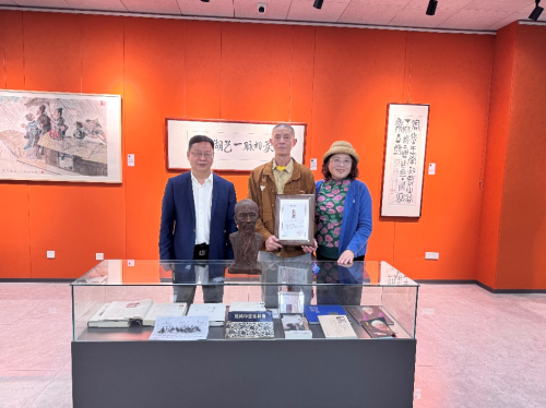 华艺名师刘寄踪先生孙子向学校捐赠祖父头像雕塑