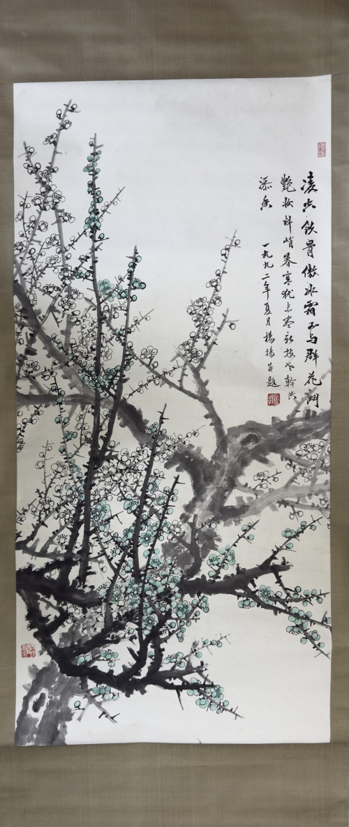 《凌空铁骨傲冰霜  不与群花斗艳妆  斜峭春寒犹未尽  新枝老干共添香》