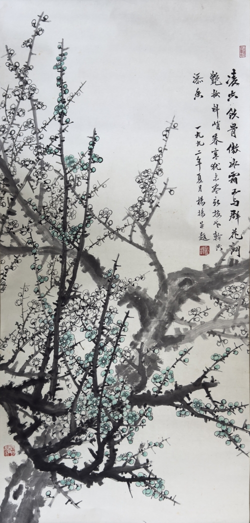 《凌空铁骨傲冰霜  不与群花斗艳妆  斜峭春寒犹未尽  新枝老干共添香》