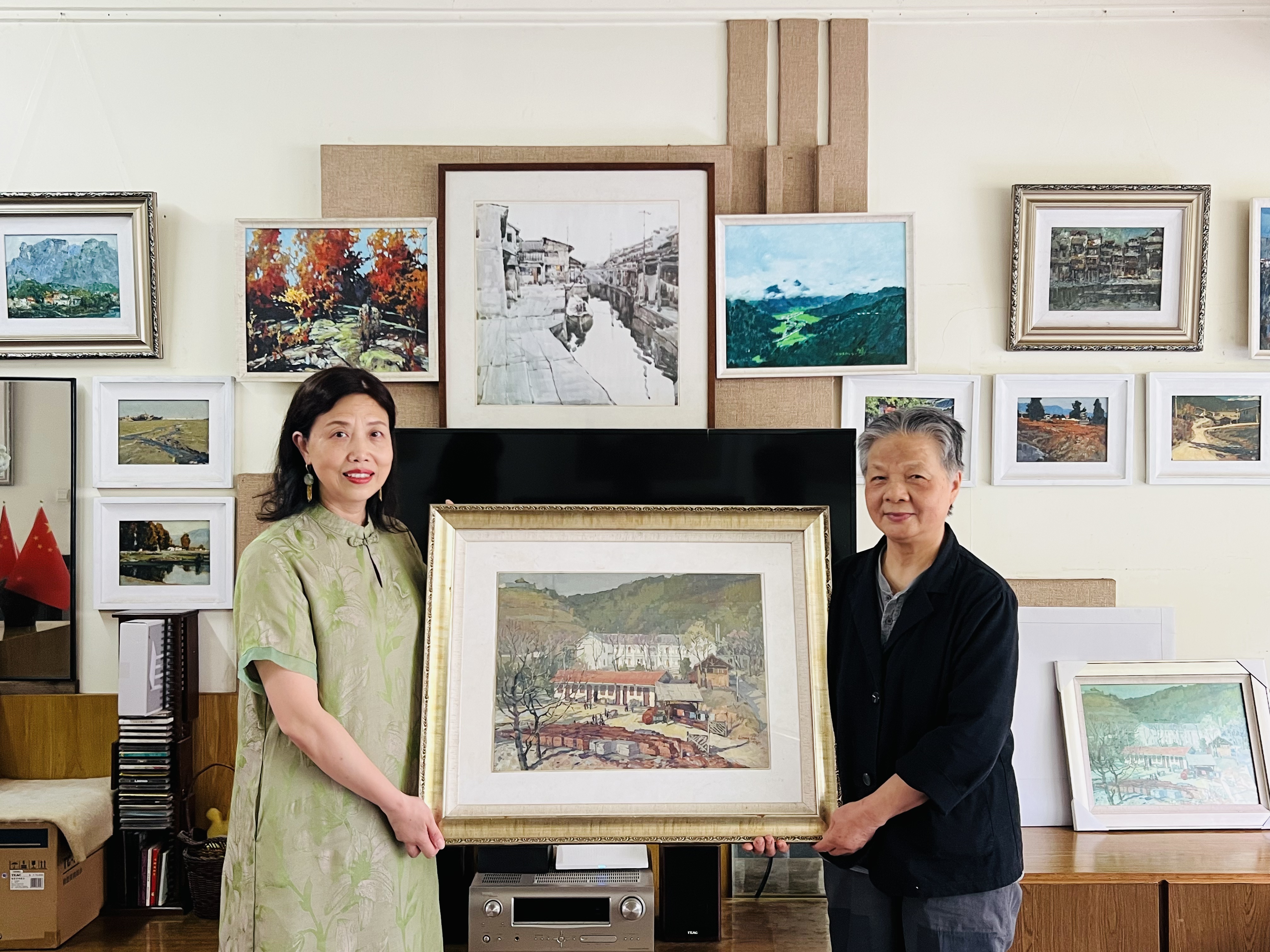 退休教师胡小兰女士向学校捐赠李朋林老师珍贵画作